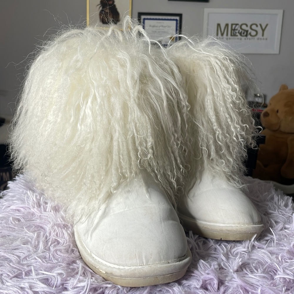 Bearpaw boo white an very worn